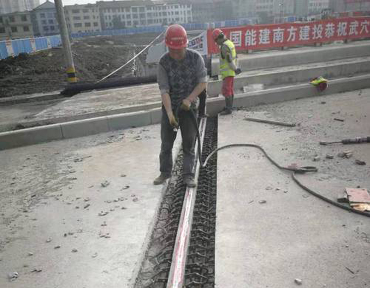 √橋梁伸縮縫修補(bǔ)加固時常見的問題